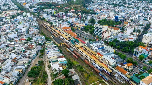 Ảnh thật tuyến đường sắt đi qua khu vực Nam Nha Trang