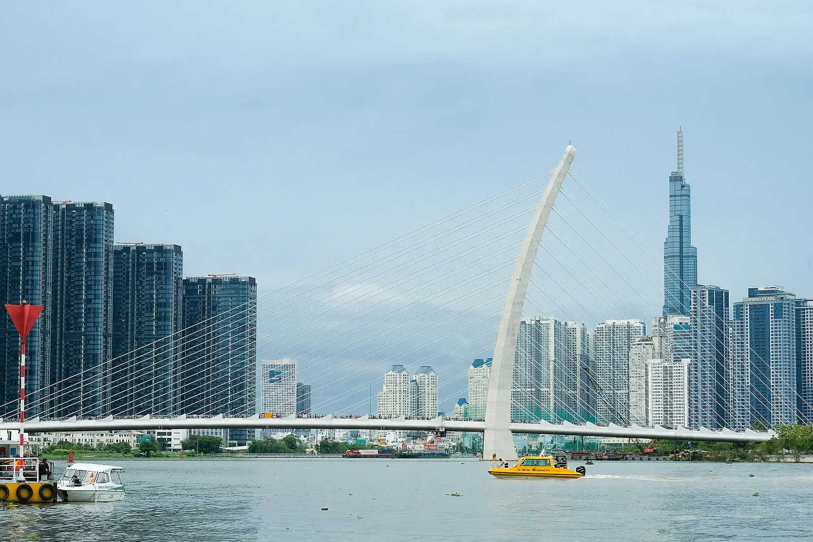 Cầu Ba Son bắc qua sông Sài Gòn nối Thủ Thiêm với Quận 1, phía sau là tòa Landmark 81