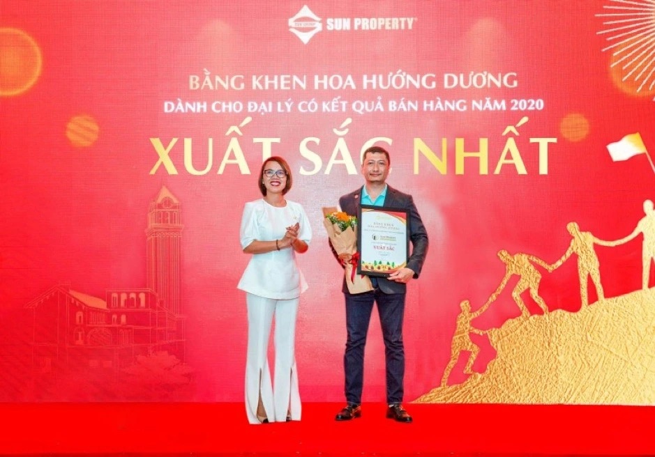 Bằng khen Hoa Hướng Dương dành cho đại lý có kết quả bán hàng xuất sắc nhất năm 2020