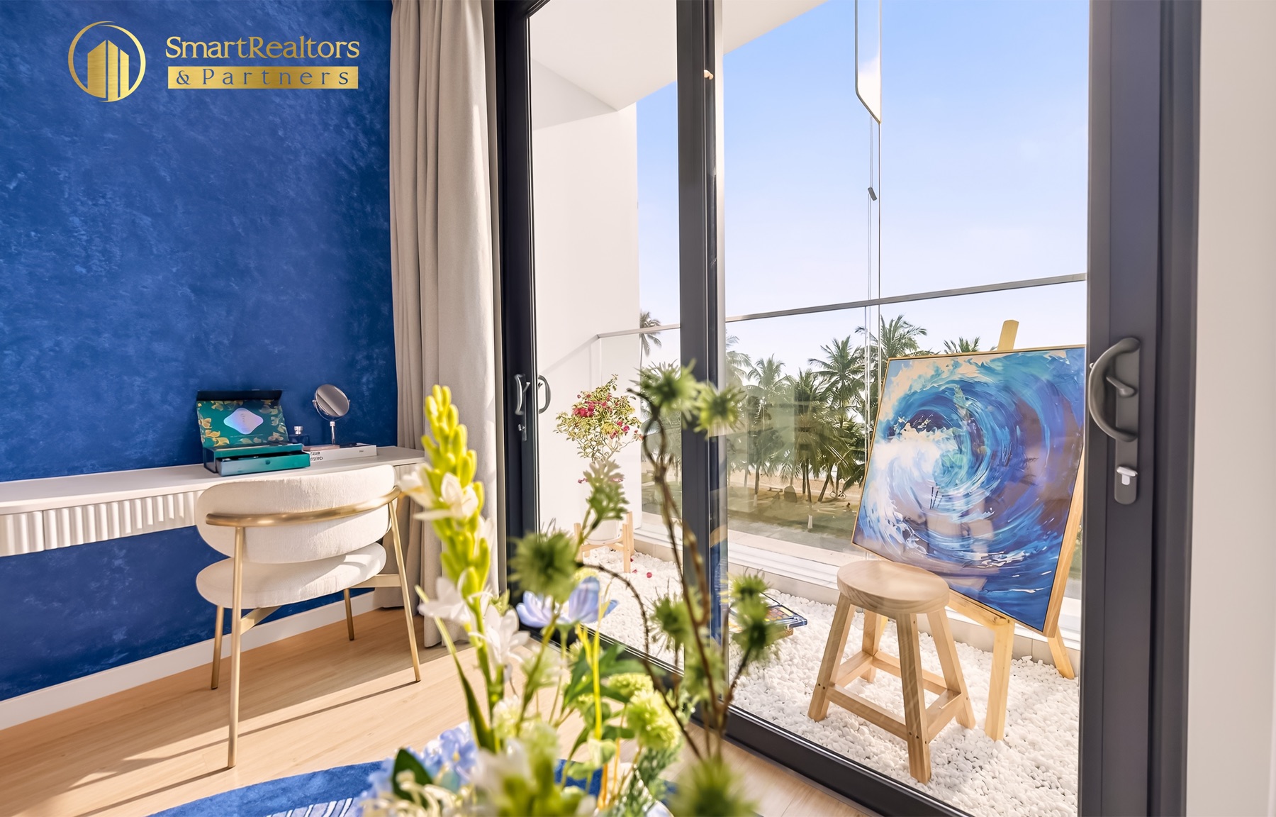 Bàn trang điểm trên mảng tường xanh vân nổi của căn hộ mẫu Studio, nhìn ra ban công