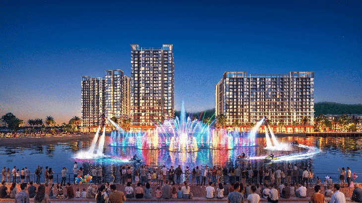 Hồ sân khấu nước trước ba tháp căn hộ The Fest, khán giả ngồi kín bậc thềm xem nhạc nước