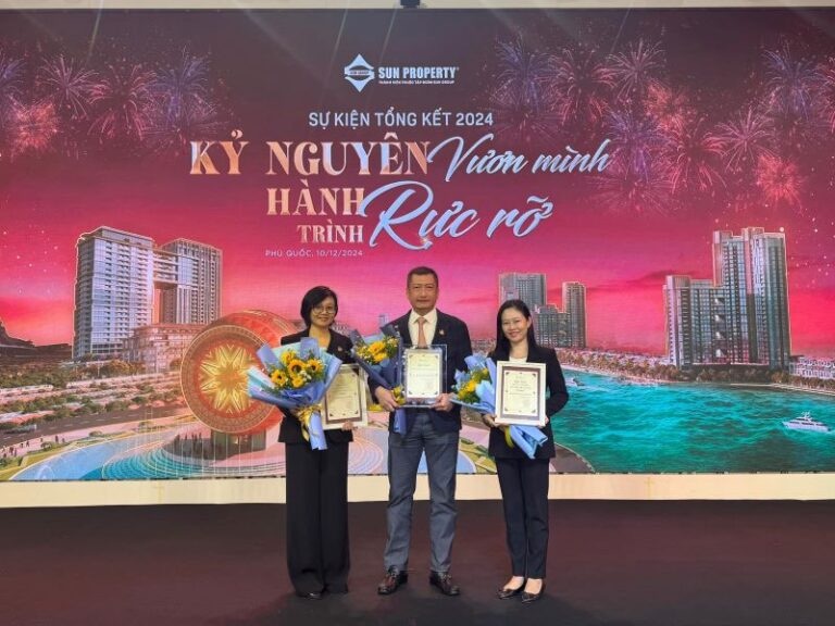 Đại diện SmartRealtors nhận chứng nhận tại sự kiện tổng kết 2024 của Sun Property