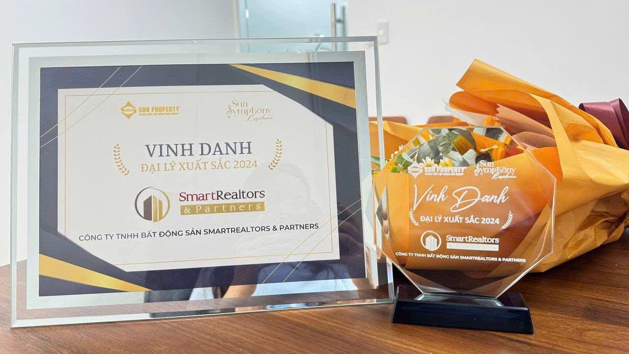 Kỷ niệm chương vinh danh Đại lý xuất sắc 2024 của Sun Property trao cho SmartRealtors & Partners