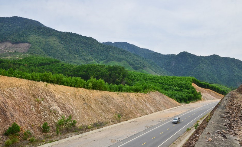 Có 9 đường gom và 10 mương dẫn tại tuyến cao tốc qua địa bàn Đà Nẵng hiện đã hoàn thiện thi công, chuẩn bị thông xe vào tháng 6/2021