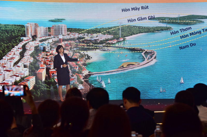 Bà M.T.H. Quyên thuyết trình về dự án Hillside Residence Phú Quốc tại sự kiện ra mắt sáng ngày 3/4