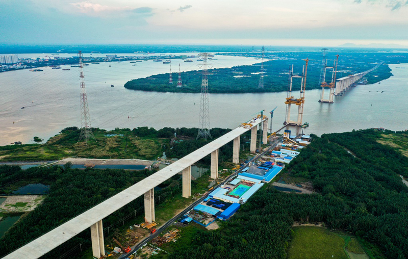 Hình ảnh cây cầu Bình Khánh sắp thành hình bắt ngang qua sông Soài Rạp.