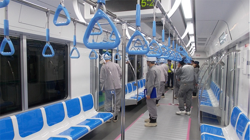 Các kỹ sư tại nhà máy sản xuất ở Nhật đang kiểm tra nội thất trong toa xe metro số 1.