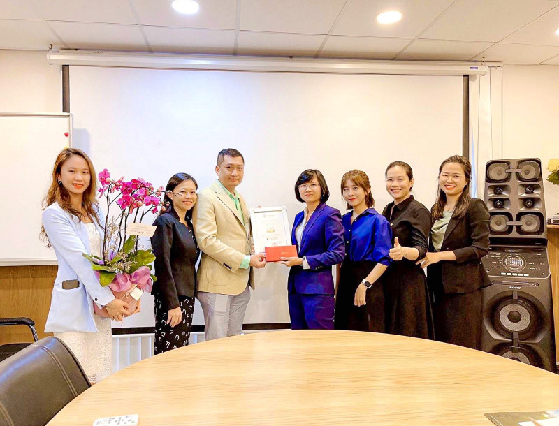 Đại lý xuất sắc SmartRealtors nhận hoa và bằng khen của tập đoàn Sun Group