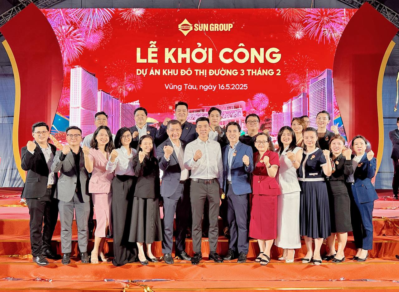 Ban giám đốc và đội ngũ chuyên viên SmartRealtors tham gia lễ khởi công Blanca City