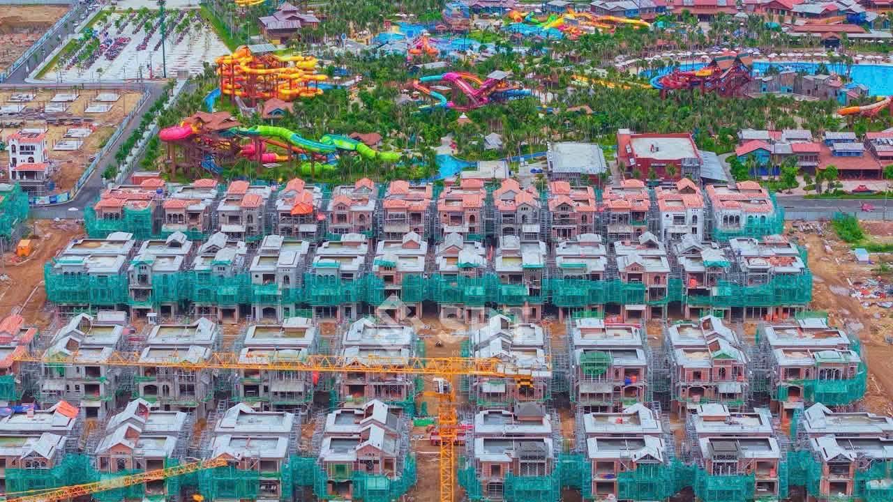 Tiện ích đã chạy thật đáng giá bao nhiêu: đọc trường hợp Sun World trong Blanca City ảnh tiến độ blanca city: công viên nước sun world đã hoàn thiện bên cạnh dãy nhà thấp tầng đang thi công