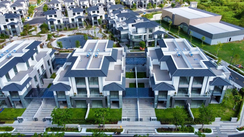 Các căn biệt thự tứ lập đã hoàn thiện kiến trúc bên ngoài, hiện đang hoàn tất lắp đặt các hệ thống đèn, điện.