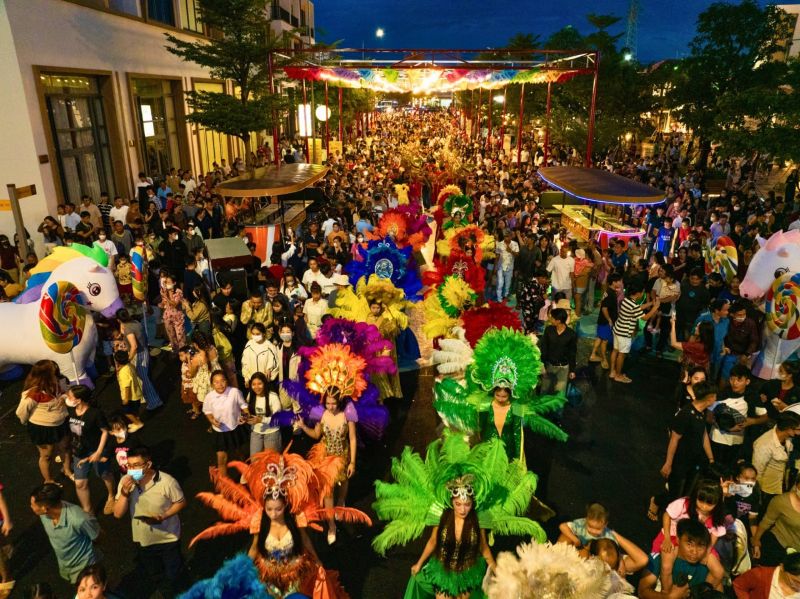 khach-tham-quan-tai-t&t-city-millennia-cuoi-tuan