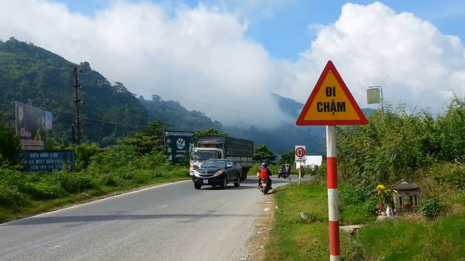 Cao tốc Tân Phú – Bảo Lộc: tiến độ tháng 8/2026 và mốc hoàn thành Đèo Bảo Lộc trên Quốc lộ 20 với biển cảnh báo đi chậm