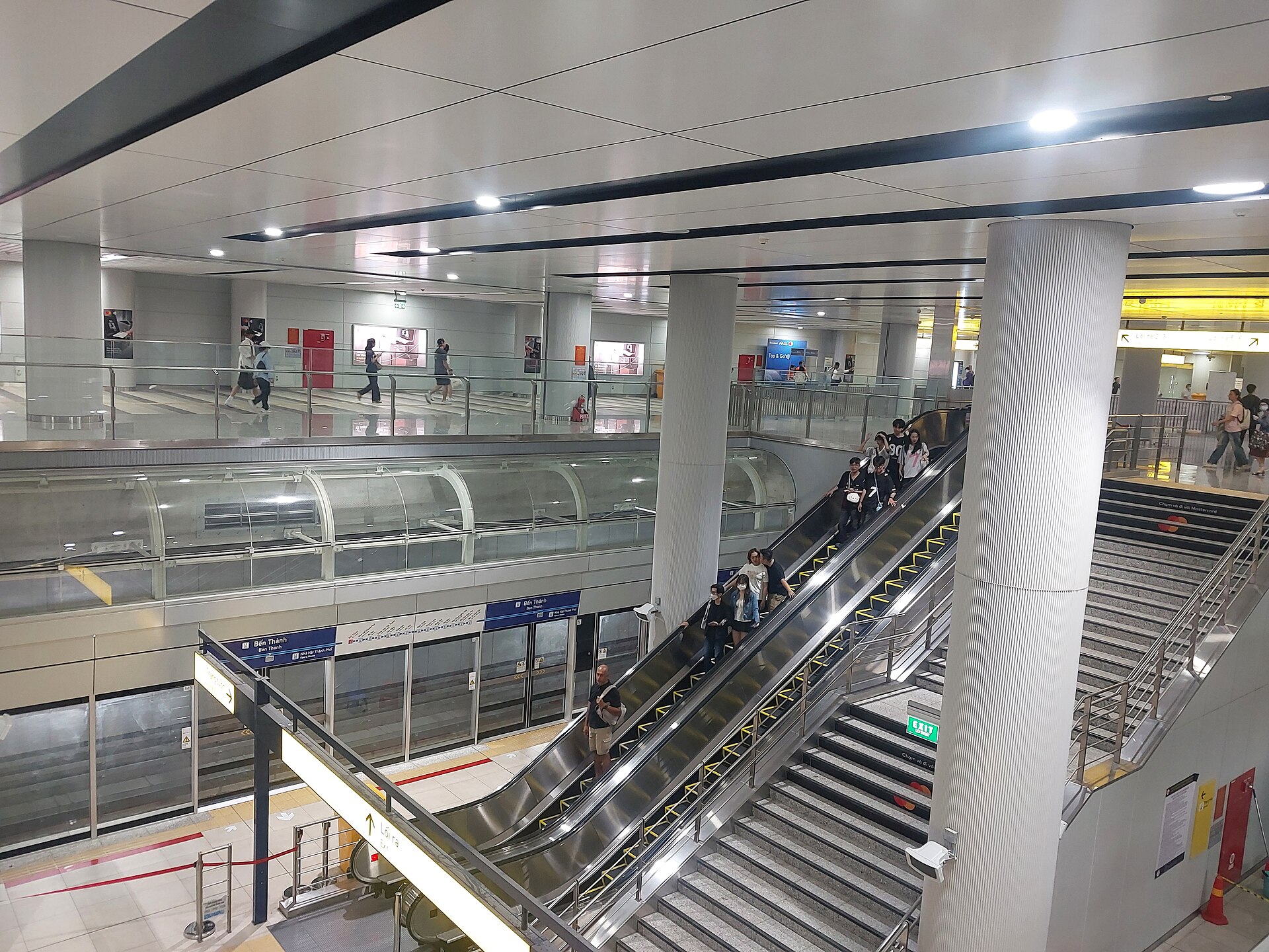 Tuyến metro số 3 TP.HCM năm 2026: rút còn 32,5 km An Hạ – Tao Đàn, nhánh Hiệp Bình Phước chuyển sang tuyến Bình Dương bên trong ga ngầm bến thành tuyến metro số 1 tp.hcm, thang cuốn và sân ga