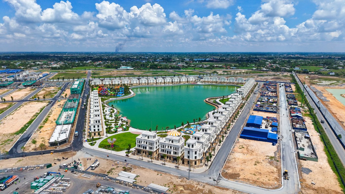 Tiến độ Vinhomes Green City Hậu Nghĩa 2026: đã xong gì, khi nào nhận nhà? Hồ trung tâm và các dãy nhà tại Vinhomes Green City trong bộ ảnh tiến độ tháng 6/2026