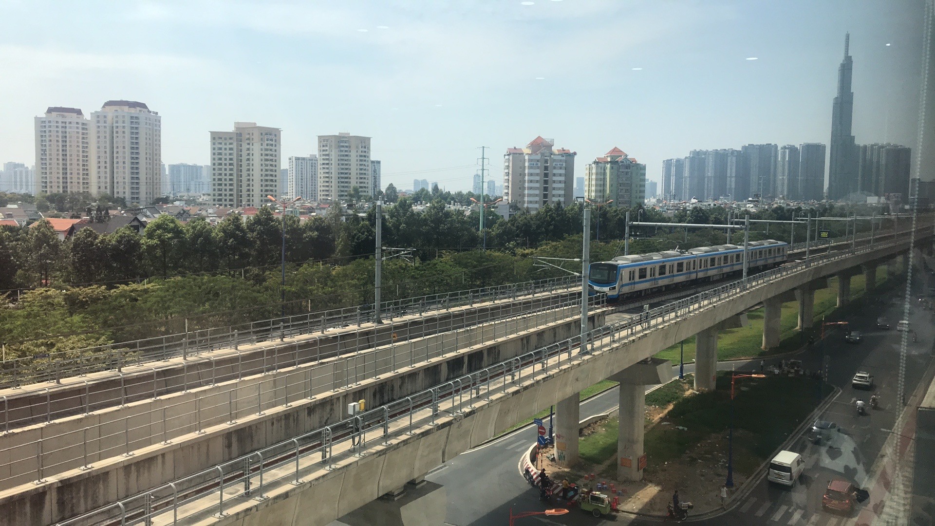Tuyến metro số 4 TP.HCM khi nào khởi công? Sovico cam kết quý I/2027, hồ sơ mới 43 km, 30 ga tàu metro số 1 chạy trên cầu cạn đoạn Thảo Điền, tham chiếu cho đoạn trên cao của tuyến metro số 4