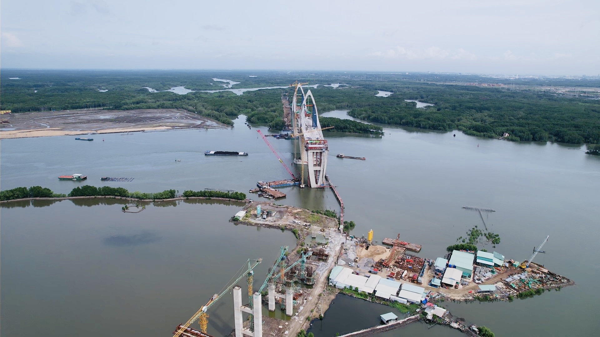 Cầu Phước An tháng 9/2026: đã hợp long chưa, bao giờ thông xe? hai trụ tháp chính T38 và T39 của cầu Phước An, dầm Extradosed đang thi công