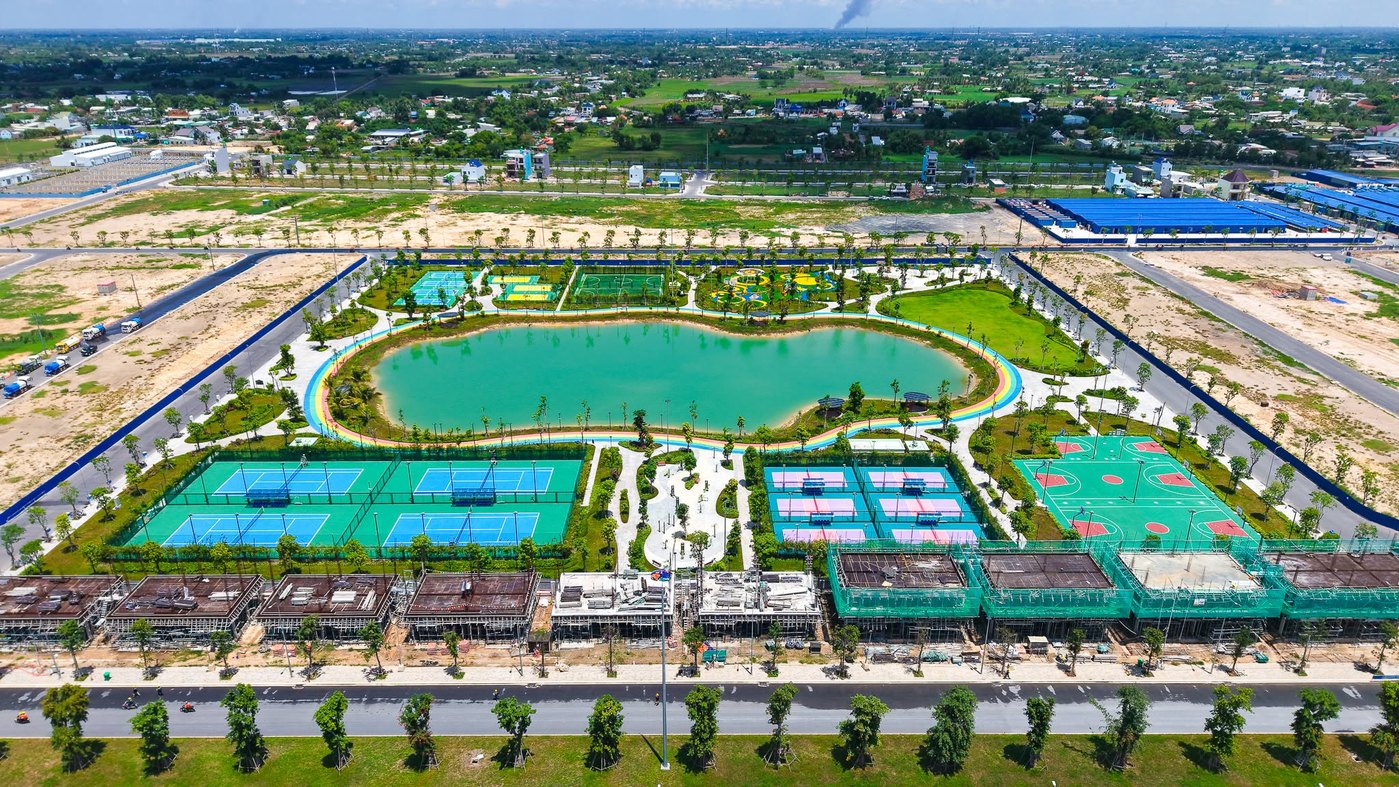 Tiến độ Vinhomes Green City Hậu Nghĩa 2026: đã xong gì, khi nào nhận nhà? Cụm sân thể thao và cảnh quan nội khu Vinhomes Green City