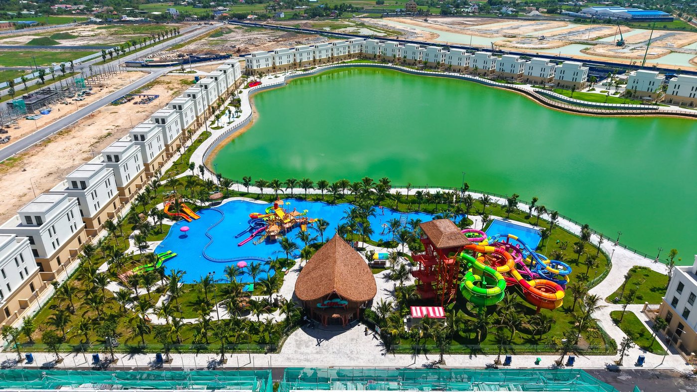 Tiến độ Vinhomes Green City Hậu Nghĩa 2026: đã xong gì, khi nào nhận nhà? Công viên nước Aqua Adventure tại Vinhomes Green City